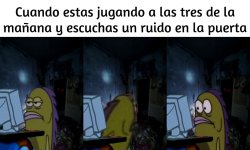 cuando juegas a las 3 AM y escuchas un ruido en la puerta.jpeg