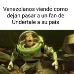 venezolanos viendo como dejan pasar a un fan de Udetale.jpg
