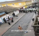la policia del GTA y un men con TRUCOS.jpeg